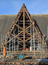 Naaldhouten balken vanuit dakgebinte kerk (st)