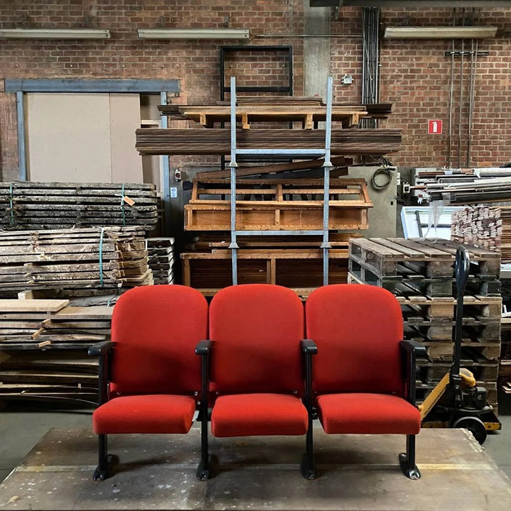 Rode auditorium stoelen